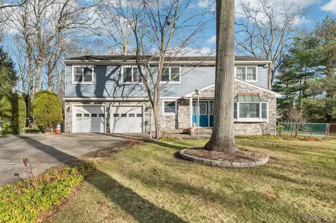 98 Auborn Ave, Shirley, NY 11967