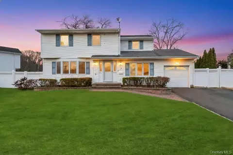 7 Carto Cir, Deer Park, NY 11729