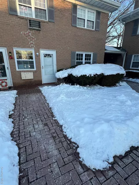 43 Springwood Dr, North Babylon, NY 11703