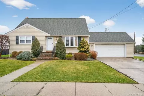 400 Foch Blvd, North Hempstead, NY 11501