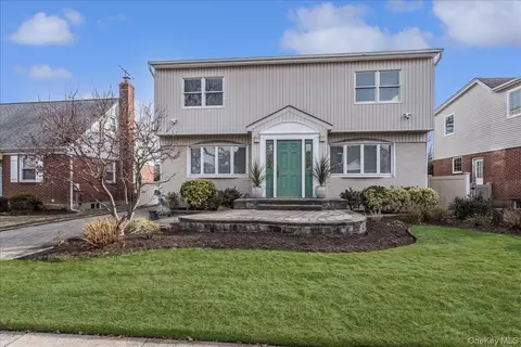 175 Primrose Dr, North Hempstead, NY 11040