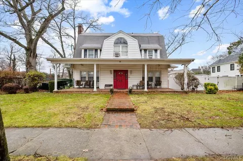 136 Linden St, Woodmere, NY 11598