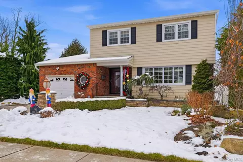 90 Pacific St, Massapequa Park, NY 11762