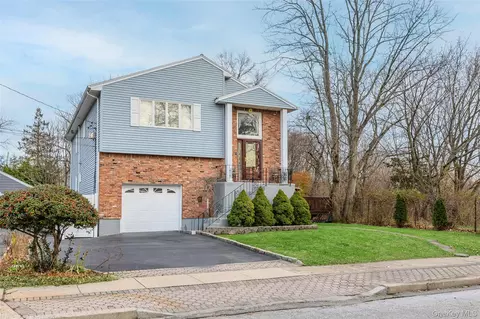902 Linden Ave, Westbury, NY 11590
