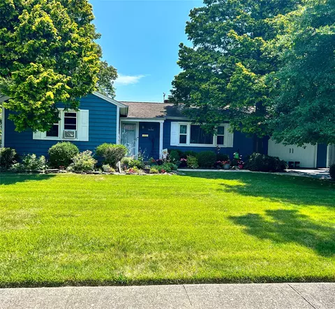 7 Lico Pl, Babylon, NY 11702
