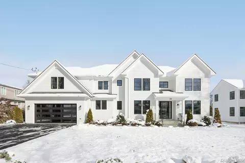 39 Potters Ln, New Rochelle, NY 10805