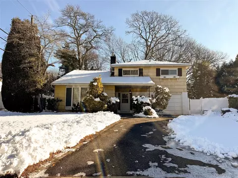 1277 Lednam Ct, Merrick, NY 11566