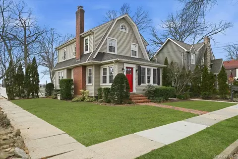 70 Larch Ave, Floral Park, NY 11001