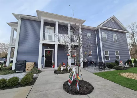20 Bayard Dr, East Islip, NY 11730