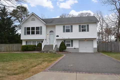30 Apex Dr, Coram, NY 11727