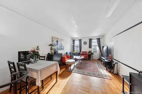 303 E 37th St #1F, New York, NY 10016