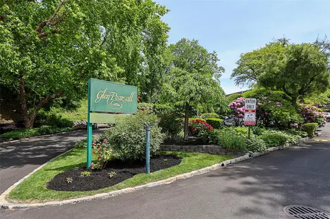34 Pearsall Ave #3G, Glen Cove, NY 11542