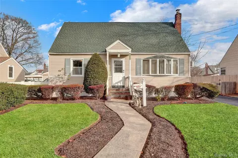 2217 7th St, East Meadow, NY 11554