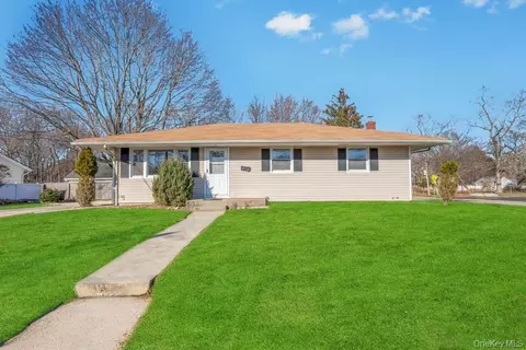 3 Radburn Ln, Port Jefferson Station, NY 11776