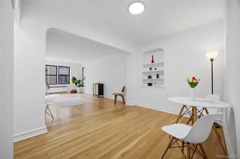 35-35 75th St #324, New York, NY 11372