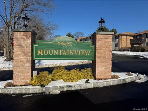 952 Sierra Vista Ln, Clarkstown, NY 10989