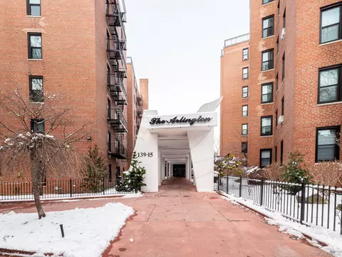 139-15 83 Ave #423, Briarwood, NY 11435