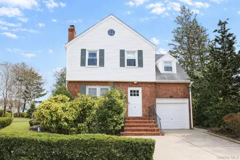 22 Hathaway Dr, Garden City, NY 11530