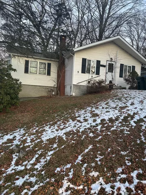 5 Main Dr, Greenwood Lake, NY 10925