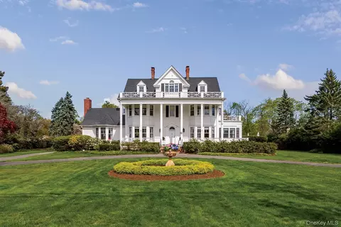 35 S Penataquit Ave, Bay Shore, NY 11706