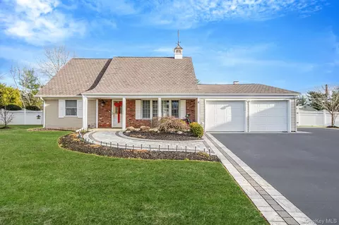 10 Pickwick Ct, Stony Brook, NY 11790