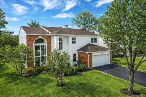 118 Fairway View Dr #118, Commack, NY 11725