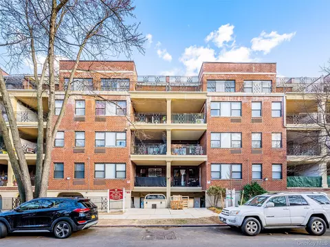 71-19 162nd St #3D, Fresh Meadows, NY 11365