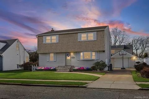 24 Ferndale Dr, Hicksville, NY 11801