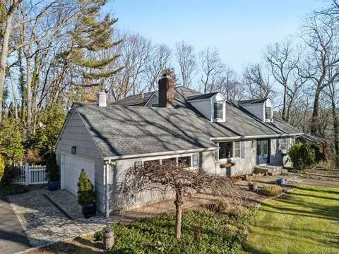 4 Paul Revere Ln, Centerport, NY 11721