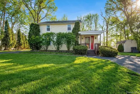 3843 Perry St, Yorktown, NY 10535
