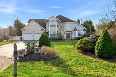 2 Pondside Ct, Mount Sinai, NY 11766