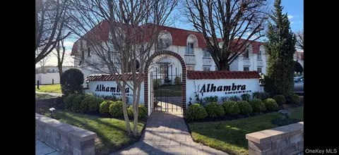 25 Alhambra Dr, Oceanside, NY 11572