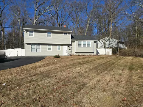 44 Twin Elms Ln, Clarkstown, NY 10956