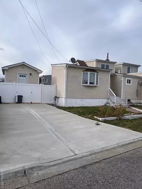 817 Ocean St, Lindenhurst, NY 11757