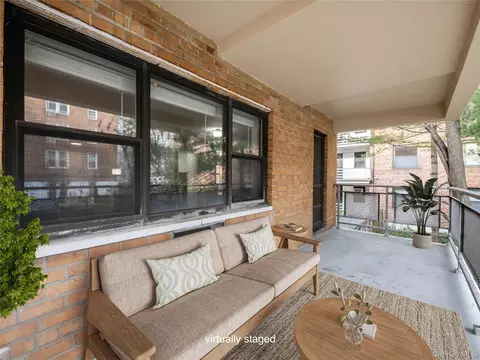 25 Park Pl #2C, North Hempstead, NY 11021