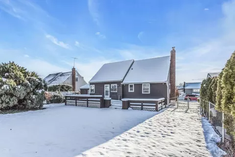 5 Preston Ln, Hicksville, NY 11801