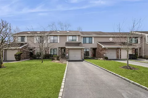 157 Hidden Ponds Cir, Smithtown, NY 11787
