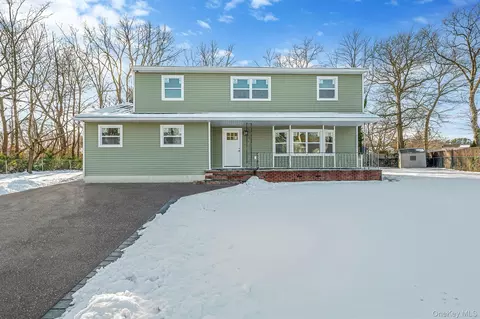 15 Terry Ct, North Babylon, NY 11703