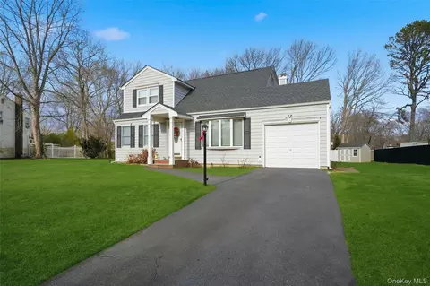 7 Herdman Ct, Middle Island, NY 11953
