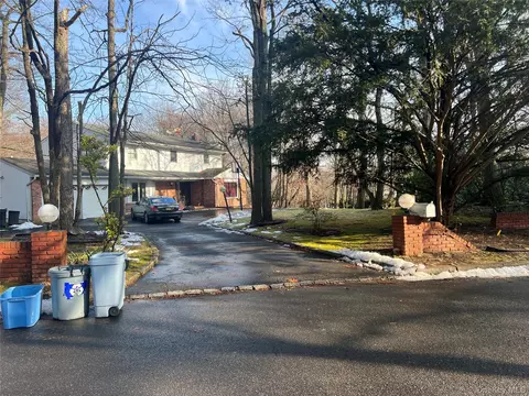 2 Herter Pl, Dix Hills, NY 11746