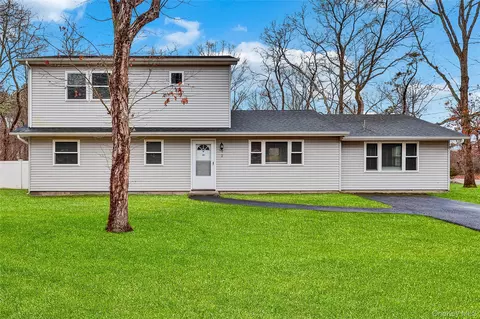 2 7th St, Center Moriches, NY 11934