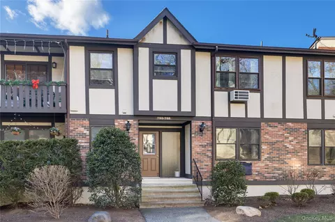 765 Sierra Vista Ln, Clarkstown, NY 10989