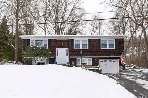 39 Worthington Dr W, Kent, NY 10512