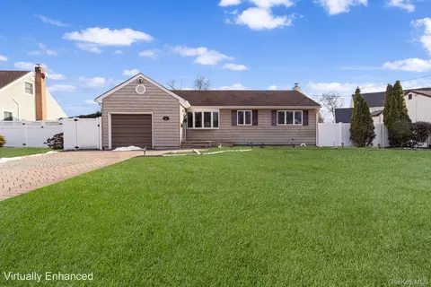 40 Frankie Ln, North Babylon, NY 11703