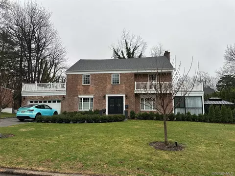 35 Bayside Dr, North Hempstead, NY 11023