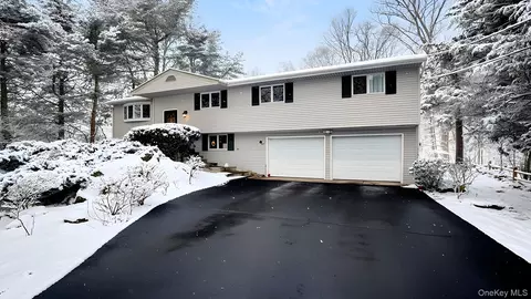 29 Meadow Ln, New Castle, NY 10514