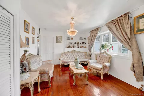 34 Tamarack St, Central Islip, NY 11722