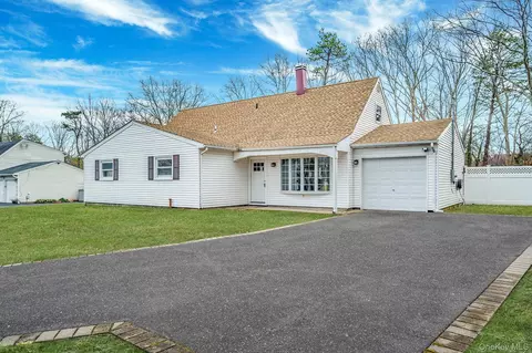10 Cottonwood Ave, Port Jefferson Station, NY 11776