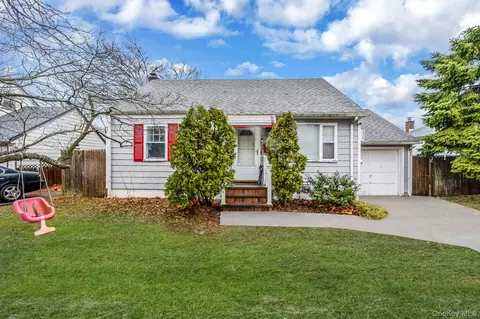 41 Brookside Ct, Copiague, NY 11726