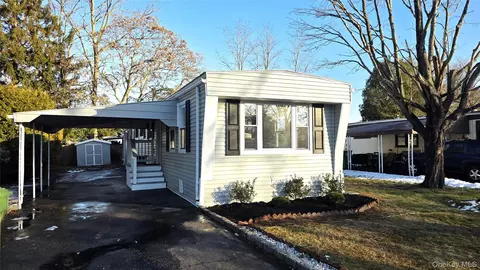 13 Buttercup Dr, Bohemia, NY 11716